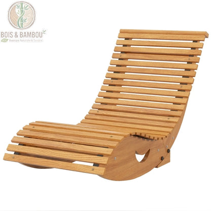 Fauteuil en bois massif a Bascule Ergonomique face. Vue de face trois-quarts d'une chaise longue à bascule en bois clair, dotée d'une assise ergonomique à lattes et d'une base incurvée sur fond blanc.