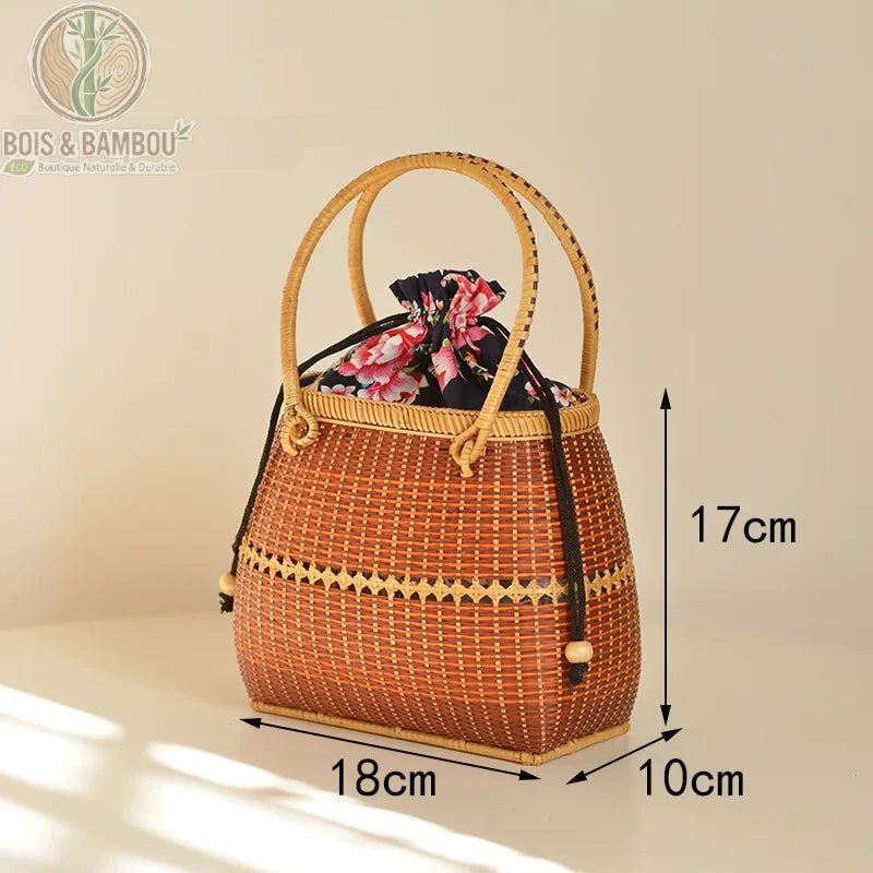 Grand fourre tout Nomade en bambou dimensions 1. Infographie montrant les mesures d'un panier en bambou marron : 18 cm de long, 10 cm de large et 17 cm de haut, avec pochon fleuri et doubles anses.