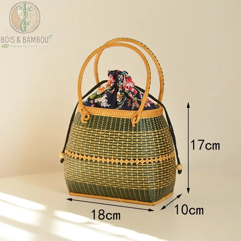 Grand fourre tout Nomade en bambou dimensions 2. Infographie d'un panier en bambou tressé vert et naturel de 18 cm de long, 10 cm de large et 17 cm de haut, avec pochon fleuri et doubles anses.