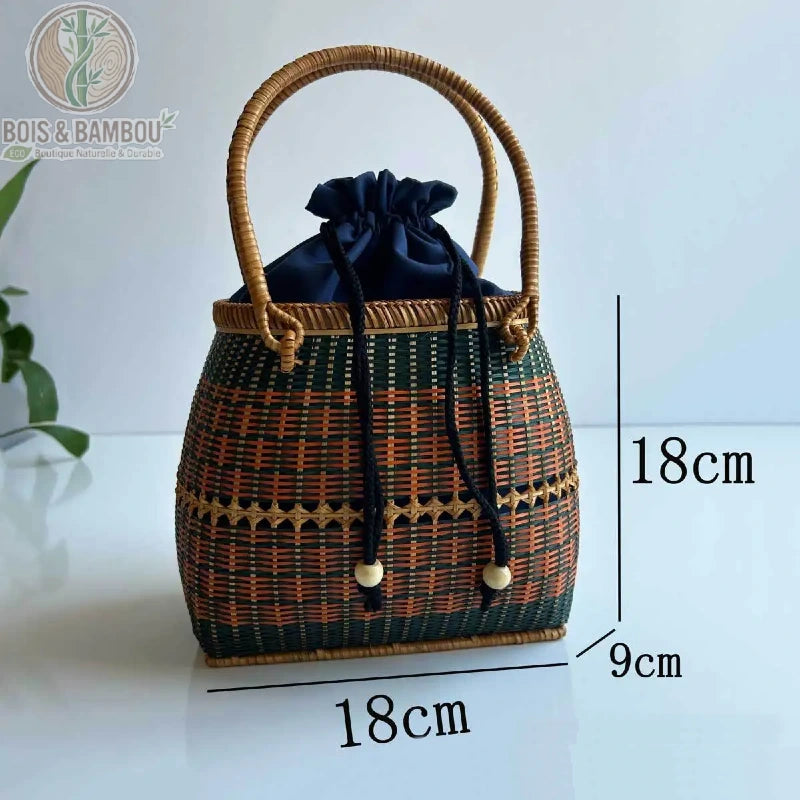 Grand fourre tout Nomade en bambou dimensions 3 a. Infographie d'un sac panier bicolore vert et marron mesurant 18 cm de long, 9 cm de large et 18 cm de haut, avec pochon bleu marine et anse haute.