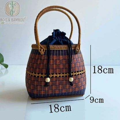 Grand fourre tout Nomade en bambou dimensions 4 a. Infographie d'un sac panier artisanal bicolore bleu et marron de 18 cm de long, 9 cm de large et 18 cm de haut, avec pochon bleu marine et anse haute.