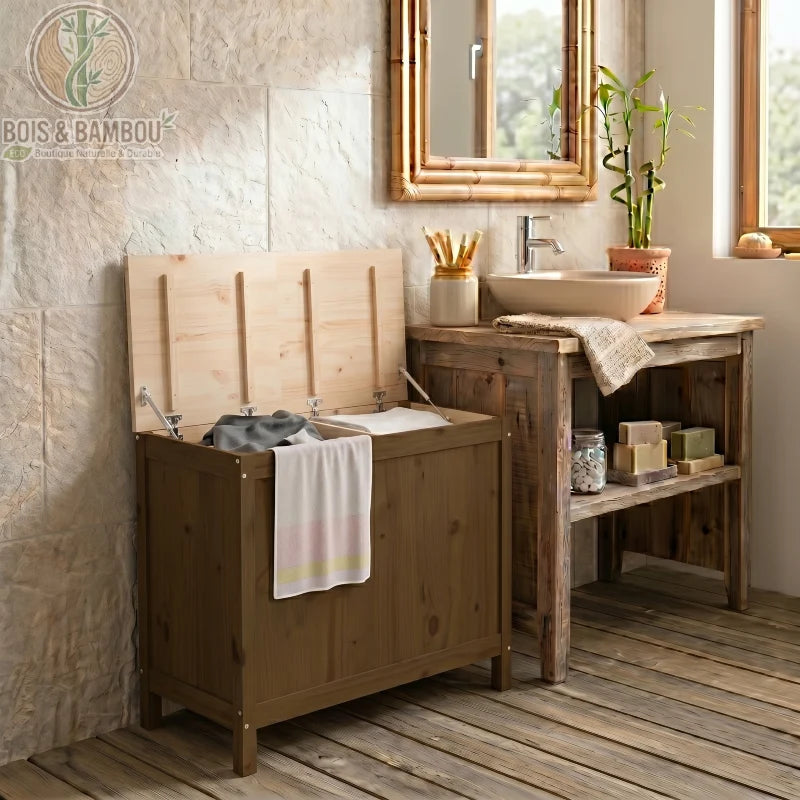 Grand panier à linge double en bois de pin massif avec couvercle ouvert révélant deux compartiments. Design rustique et authentique pour une salle de bain naturelle et organisée.