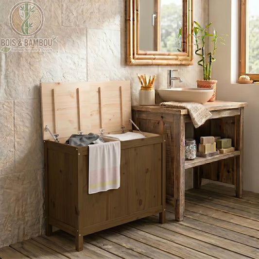 Grand panier à linge double en bois de pin massif avec couvercle ouvert révélant deux compartiments. Design rustique et authentique pour une salle de bain naturelle et organisée.