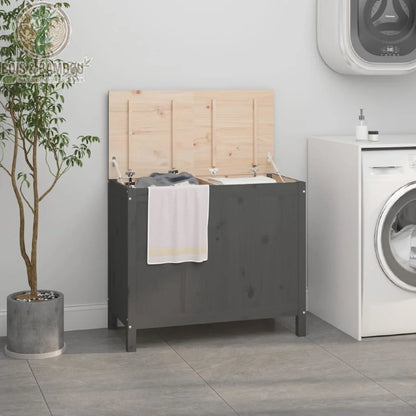 Grand panier a linge en bois de pin massif double gris. Coffre à linge double en bois gris avec couvercle ouvert montrant deux compartiments séparés, placé dans une buanderie claire et épurée.