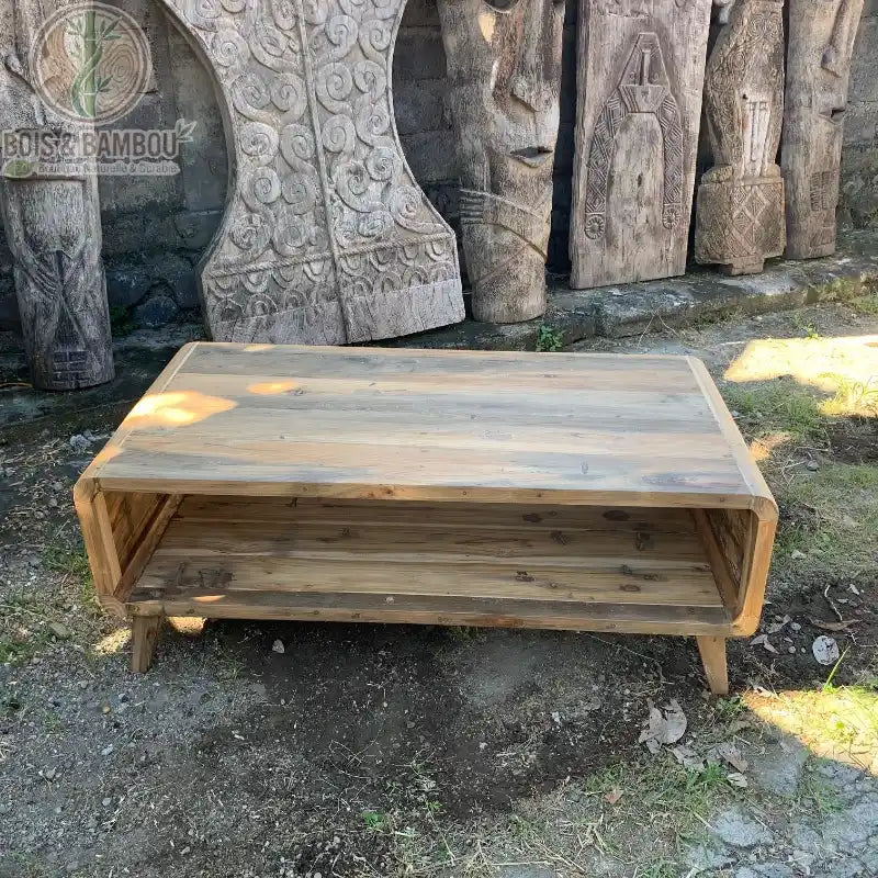 Table basse en bois recyclé à niche de rangement présentée en extérieur
