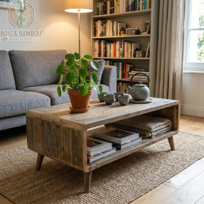 Grande table basse en bois recyclé avec théière et plante dans un salon