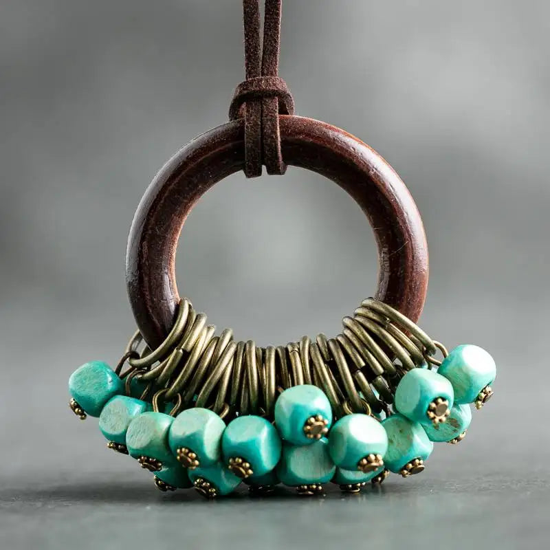 Collier en bois vintage