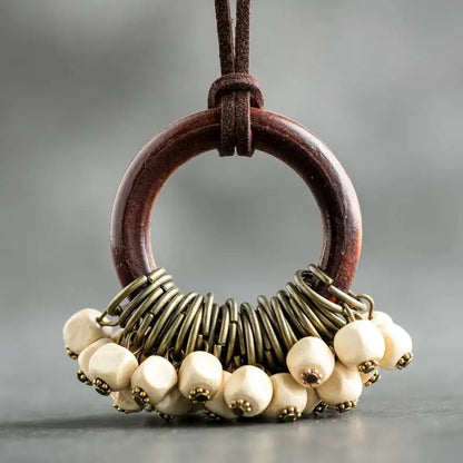 Collier en bois vintage