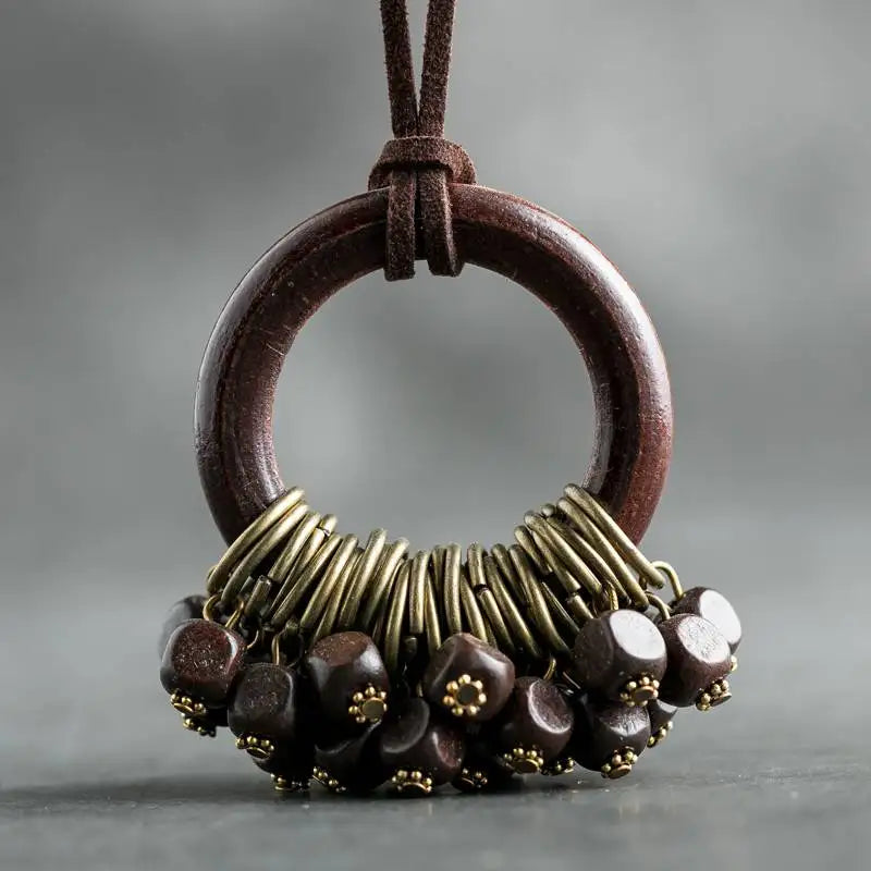 Collier en bois vintage