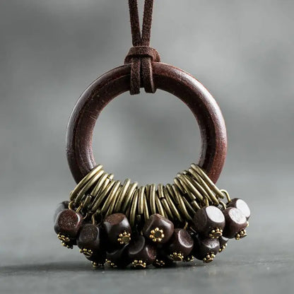 Collier en bois vintage