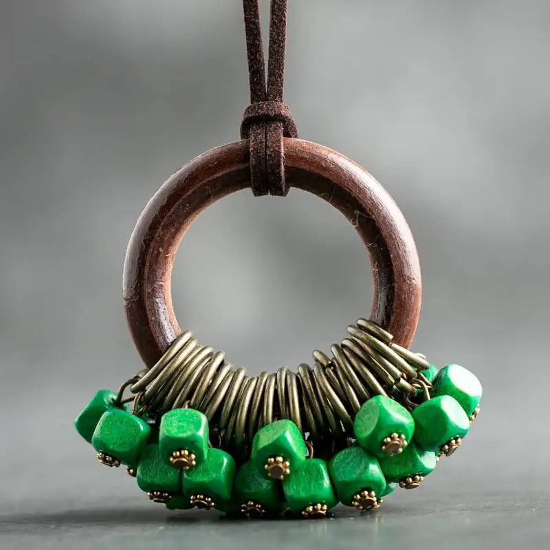 Collier en bois vintage