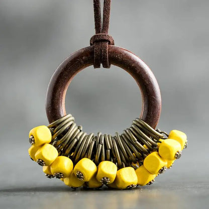 Collier en bois vintage