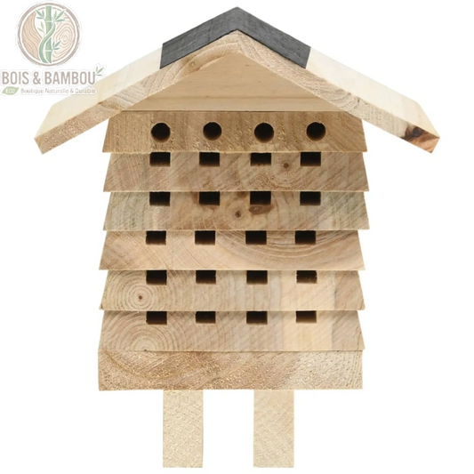 Hôtel à Insectes en Sapin Massif. Un abri en bois avec toit en pente composé de plusieurs étages de planches de sapin empilées, percées de trous ronds et carrés pour les insectes.