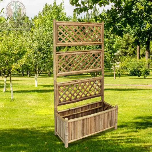 Jardinière avec Treillis en Bambou Claire. Un bac à fleurs rectangulaire intégré à un grand panneau de treillis en losanges, tout en bambou naturel, posé sur une pelouse ensoleillée.