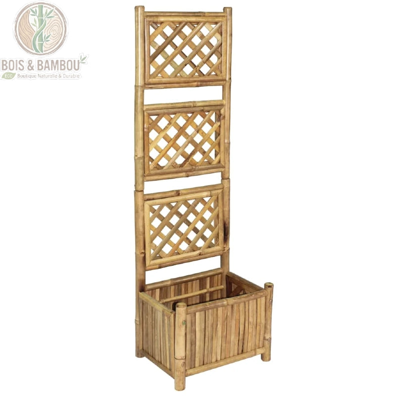 Jardinière avec Treillis en Bambou. Un bac à fleurs rectangulaire surmonté d'un haut panneau de treillis à motif losange, entièrement conçu en tiges de bambou naturel sur fond blanc.
