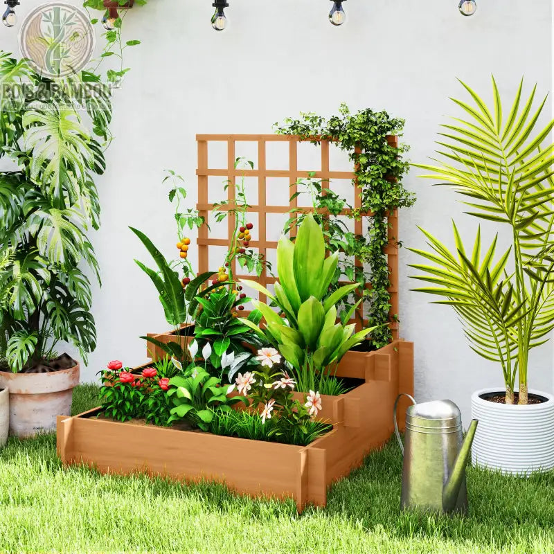 Jardinière en Bois à 3 Niveaux. Un potager en bois à étages avec treillis intégré, cultivant des tomates cerises et des fleurs, posé sur une pelouse à côté d'un arrosoir en zinc.