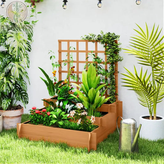 Jardinière en Bois à 3 Niveaux. Un potager en bois à étages avec treillis intégré, cultivant des tomates cerises et des fleurs, posé sur une pelouse à côté d'un arrosoir en zinc.
