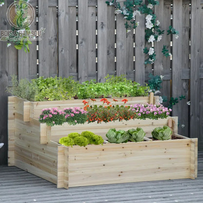 Jardinière en Escalier. Une grande structure à trois étages en bois clair installée sur une terrasse, cultivant des herbes aromatiques, des fleurs colorées et des salades.