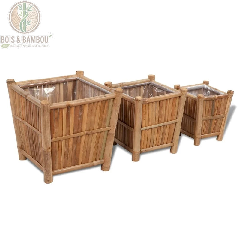 Jardinières en Bambou. Un ensemble de trois bacs à fleurs carrés de tailles différentes, fabriqués en tiges de bambou naturel avec une doublure intérieure protectrice, sur fond blanc.