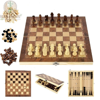 Jeux 3-en-1 Échecs, Dames et Backgammon en bois. Ensemble pliant comprenant un échiquier, des pions de dames et un plateau de backgammon avec pièces en bois clair et foncé.