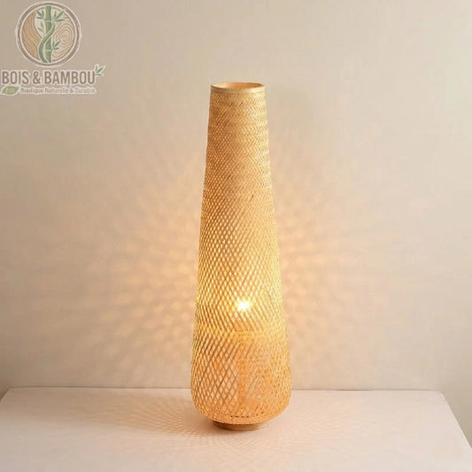Lampadaire bambou osier coloris naturel beige effets lumineux géométriques mur salon