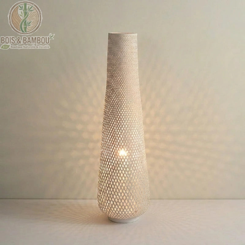 Lampadaire bambou osier coloris blanc effets lumineux étoile projetés sur mur clair