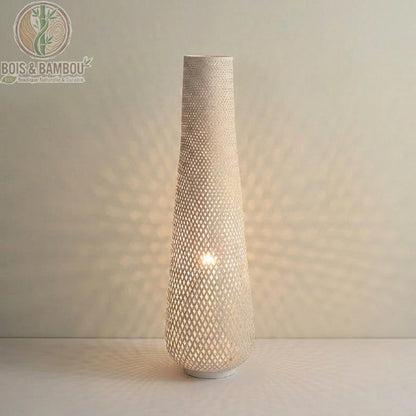 Lampadaire bambou osier coloris blanc effets lumineux étoile projetés sur mur clair