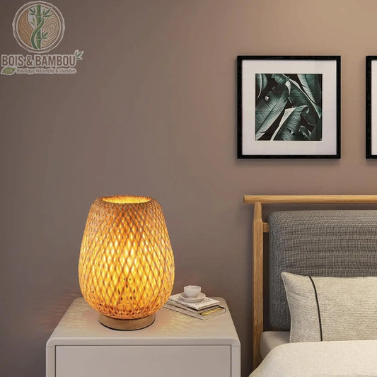 Lampe de chevet en bambou à double couche, présentant un tressage artisanal délicat et une forme ovoïde harmonieuse.