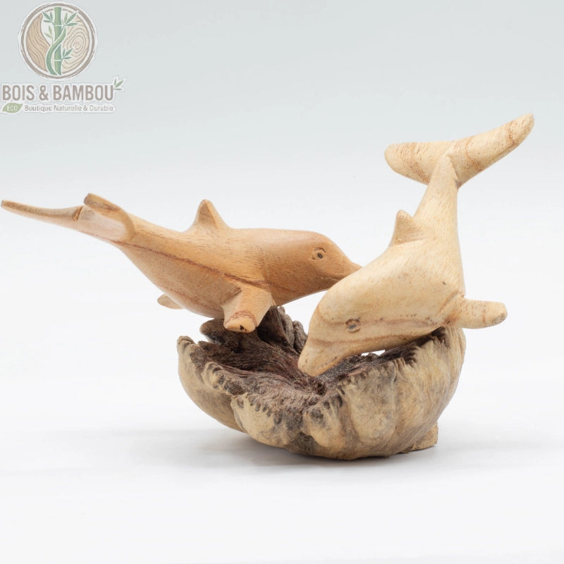 Sculpture de deux dauphins en bois sculpté à la main sur fond blanc