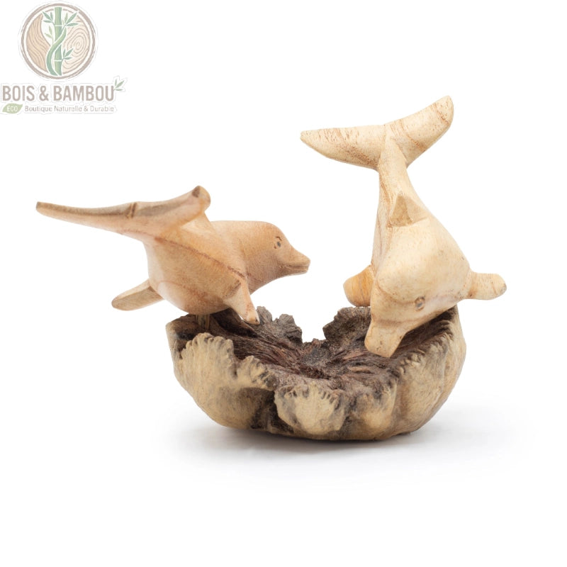 Sculpture dauphins en bois sur socle naturel, vue de trois quarts