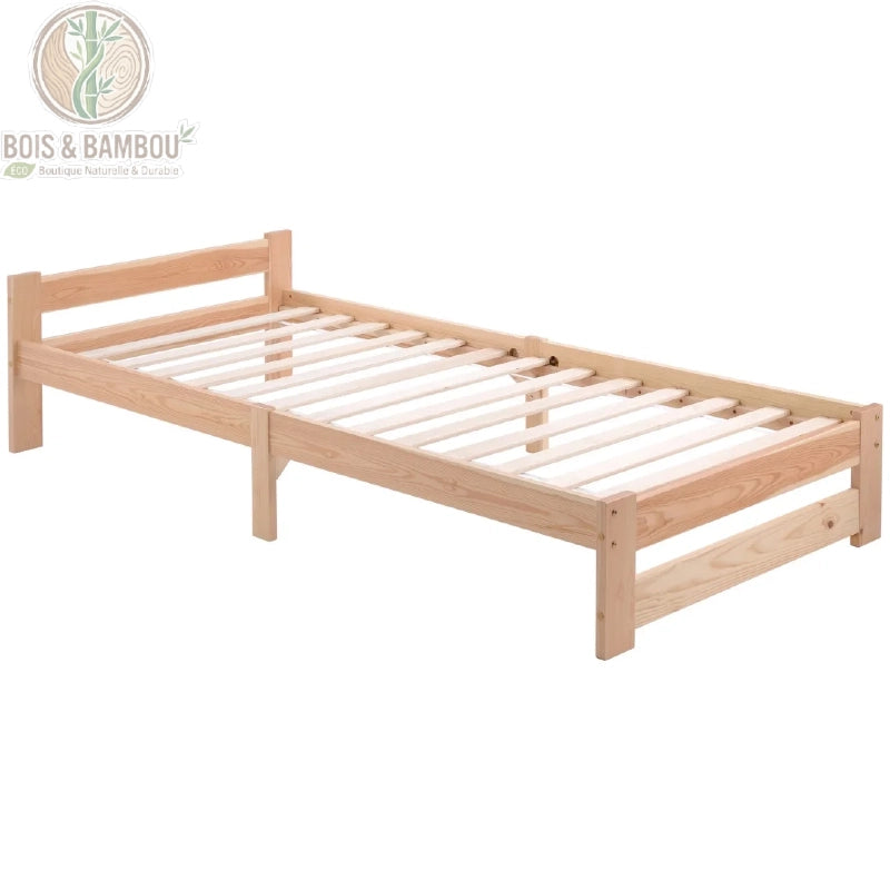 Lit Futon en Bois Massif nu. Une structure de lit simple en pin clair avec sommier à lattes apparentes et une petite tête de lit, présentée sur un fond blanc épuré.