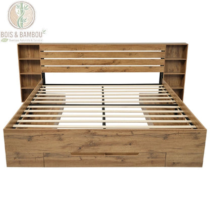 Lit Moderne en Bois Massif epure nu. Cadre de lit robuste en bois texturé avec sommier à lattes, une tête de lit à lattes intégrant des niches de rangement et un grand tiroir frontal.