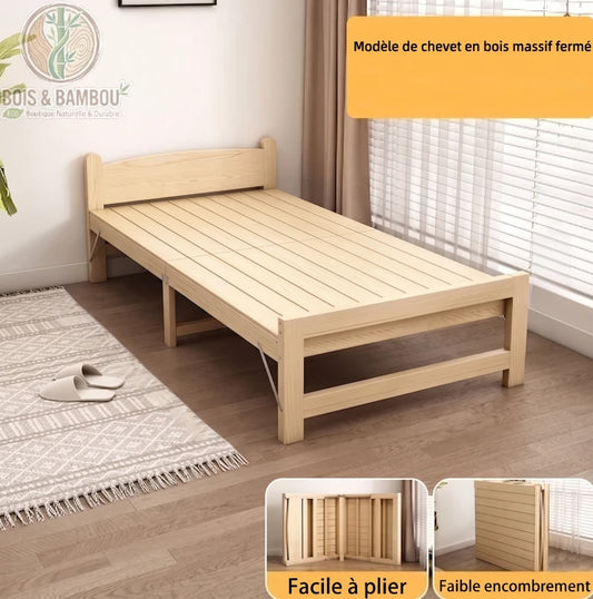 Lit Pliable en Bois Massif. Un lit simple pliable en bois clair, montré déplié comme lit d'appoint dans une chambre, avec des vues miniatures de sa position repliée et facile à ranger.
