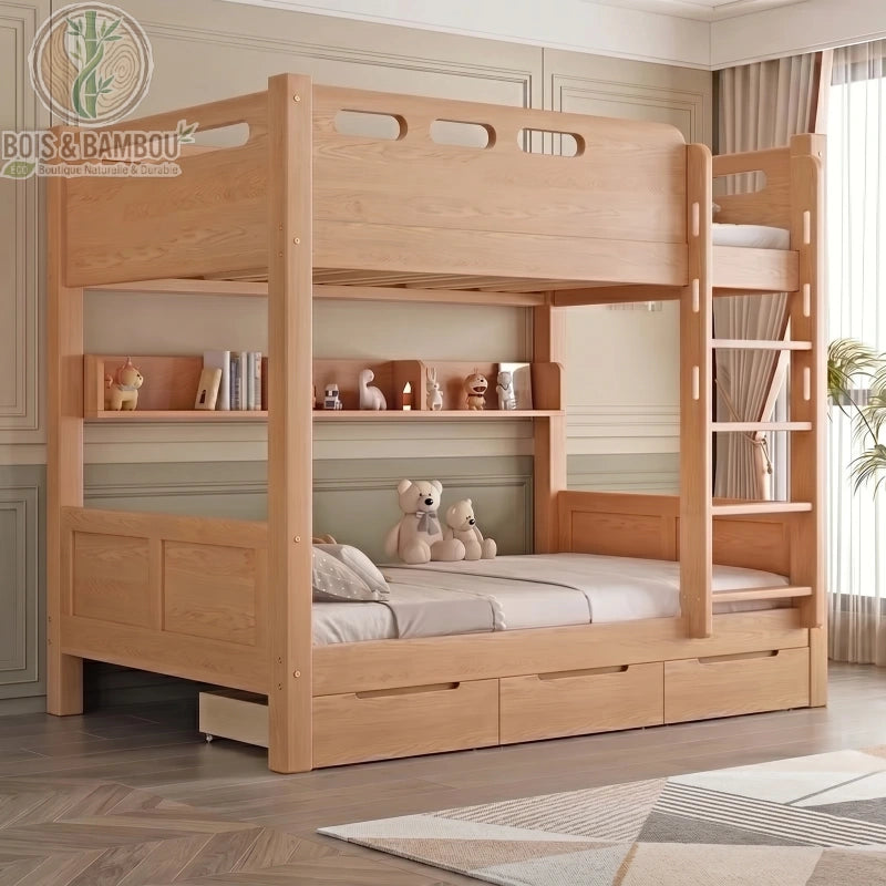 Lit Superpose en Chene Rouge modele1 : lit superposé robuste en bois massif avec trois tiroirs de rangement, une étagère à livres et une échelle. Design élégant et fonctionnel.