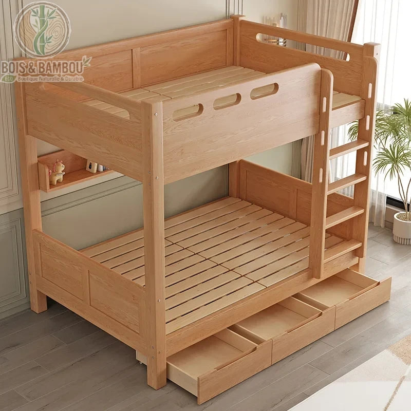 Lit Superposé en Chêne Rouge. Un lit superposé robuste en bois clair avec échelle intégrée et tiroirs de rangement coulissants sous le sommier inférieur, dans une chambre d'enfant.