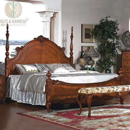 Lit en Acajou Massif Traditionnel style a : somptueux lit en bois sculpté avec tête de lit monumentale et colonnes élégantes. Un design classique et raffiné pour une chambre de luxe.