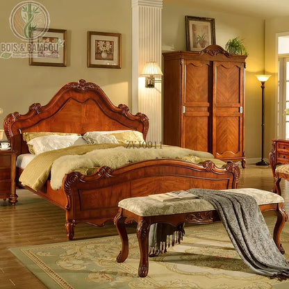 Lit en Acajou Massif Traditionnel style b : lit de luxe sculpté à la main avec tête de lit monumentale. Un design classique et prestigieux pour une chambre à coucher raffinée.