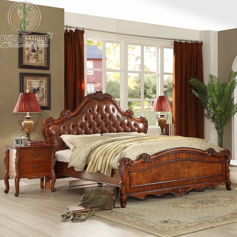 Lit en Acajou Massif Traditionnel style d : lit de luxe sculpté avec tête de lit capitonnée en cuir marron. Un design baroque et majestueux pour une chambre à coucher prestigieuse.
