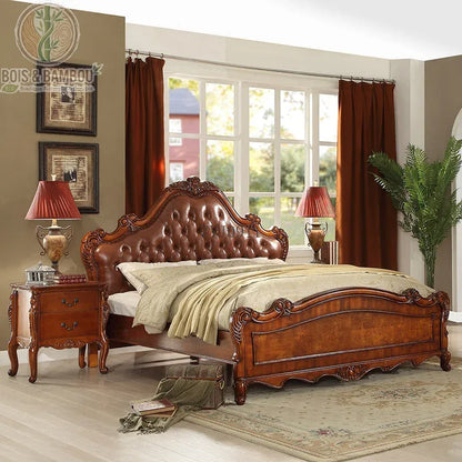Lit en Acajou Massif Traditionnel style d : lit de luxe sculpté avec tête de lit capitonnée en cuir marron. Un design baroque et majestueux pour une chambre à coucher prestigieuse.