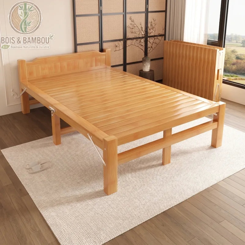 Lit en Bambou Massif Classique 120x200x35. Grand lit pliant de 120 cm en bambou massif verni, présenté ouvert sur un tapis et fermé en arrière-plan, idéal pour optimiser l'espace d'une chambre.