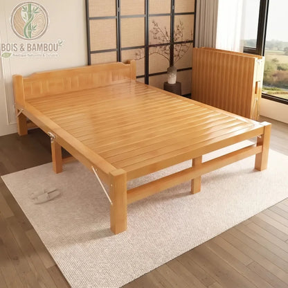 Lit en Bambou Massif Classique 150x190x35. Grand lit double pliant en bambou massif verni, offrant une large surface de couchage, avec sa version repliée compacte visible à l'arrière, pour un gain de place.