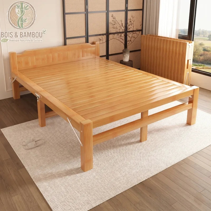 Lit en Bambou Massif Classique 150x200x35. Grand lit double pliant en bambou massif verni, présenté ouvert sur un tapis blanc dans une chambre zen, avec sa version repliée compacte en arrière-plan.