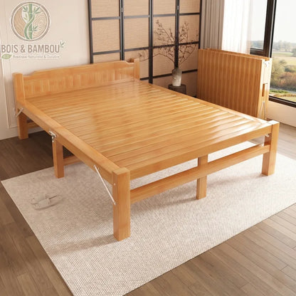 Lit en Bambou Massif Classique 150x200x35. Grand lit double pliant en bambou massif verni, présenté ouvert sur un tapis blanc dans une chambre zen, avec sa version repliée compacte en arrière-plan.