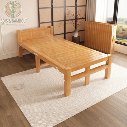 Lit en Bambou Massif Classique 80x200x35. Lit simple pliant en bambou naturel de grande longueur, disposé sur un tapis clair dans une chambre zen avec sa version repliée compacte en arrière-plan.