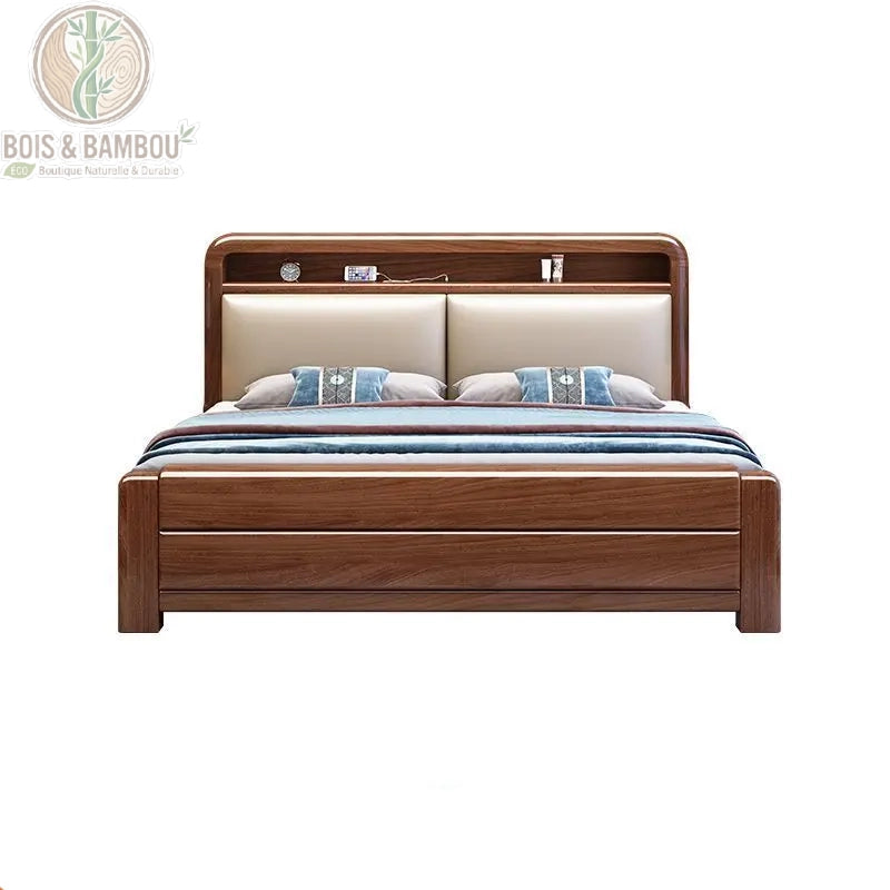 Lit en Noyer de Soie Doree sans table. Un lit double élégant en bois de noyer foncé avec tête de lit capitonnée beige et niche de rangement intégrée, présenté sur fond blanc épuré.