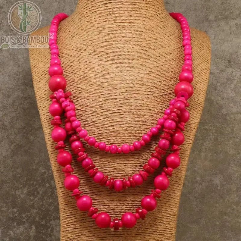 long collier perles bois 3 rangs coloris rose fuchsia perles rondes et disques présentoir raphia
