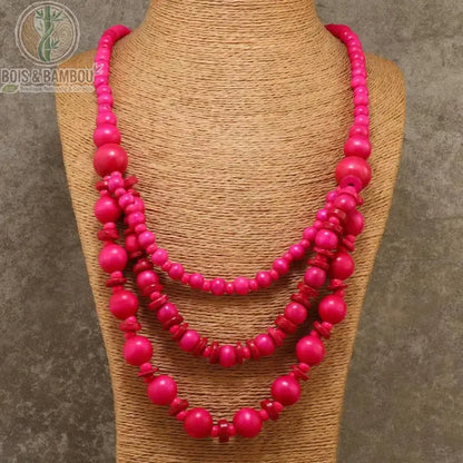 long collier perles bois 3 rangs coloris rose fuchsia perles rondes et disques présentoir raphia