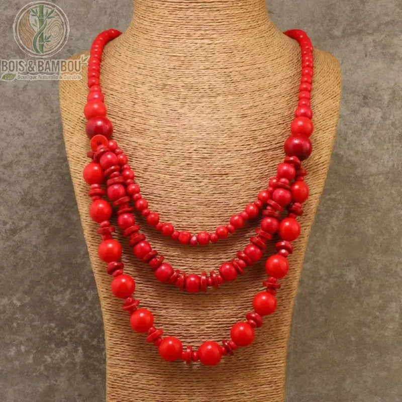 long collier perles bois 3 rangs coloris rouge vif perles mixtes présentoir raphia