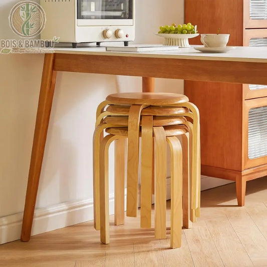 Lot de 4 Tabourets en Bois Massif : ensemble de tabourets empilables au design scandinave avec assise ronde et pieds courbés. Solution gain de place élégante pour cuisine ou salon.