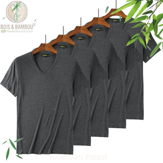 Lot de 5 Maillot de corps col en V en viscose de bambou. Cinq t-shirts gris anthracite à col en V suspendus en ligne sur des cintres en bois, illustrant un lot homogène et soigné.